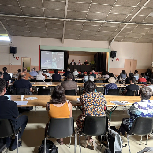 Conférence dans le jardin de la Maison Gramont