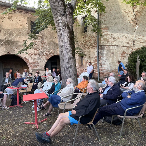 Conférence dans le jardin de la Maison Gramont