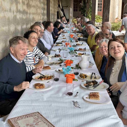 Un repas du soir dans le jardin de la Maison Saint-Dominique