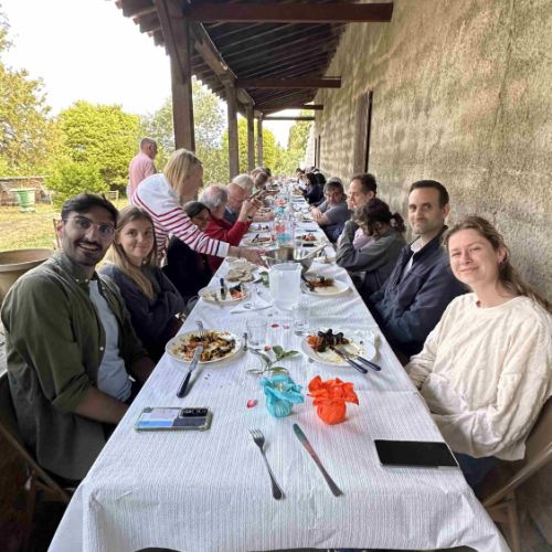Un repas du soir dans le jardin de la maison Saint-Dominique